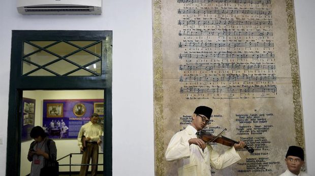 Pengunjung mengamati koleksi yang dipajang di Museum Sumpah Pemuda, Jakarta, Kamis (26/10). Masyarakat ramai mengunjungi museum ini menjelang peringatan Hari Sumpah Pemuda ke-89 yang jatuh pada Sabtu 28 Oktober 2017. Untuk tahun ini peringatan Sumpah Pemuda mengangkat tema Pemuda Indonesia Berani Bersatu. ANTARA FOTO/Sigid Kurniawan/kye/17.