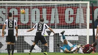 Milan punya peluang untuk menyamakan kedudukan melalui Nikola Kalinic. Tapi, sontekan Kalinic hanya menghantam mistar gawang. Foto: Marco Luzzani/Getty Images