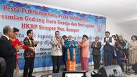 Momen Anies Resmikan Gereja Semper: Nyanyi Hingga Diberi Kain Ulos