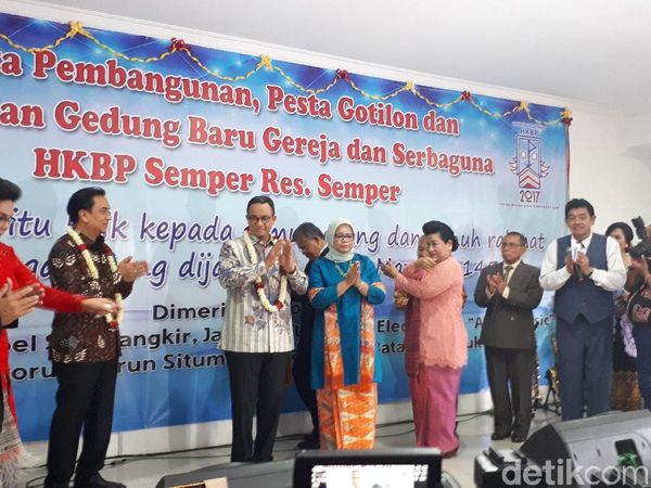 Momen Anies Resmikan Gereja Semper: Nyanyi Hingga Diberi Kain Ulos