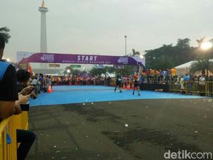 Kibarkan Bendera, Sandi Resmi Buka Jakarta Marathon 2017
