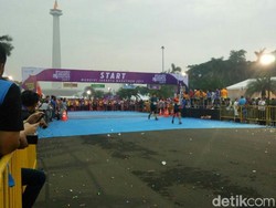 Kibarkan Bendera, Sandi Resmi Buka Jakarta Marathon 2017