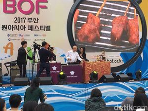William Wongso Meracik Nasi Goreng di Busan One Asia Festival 
