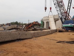 Girder Flyover Proyek Tol Pasuruan-Probolinggo Ambruk