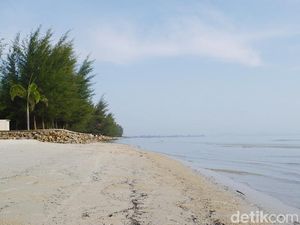 Liburan di Pantai Pasir Padi Pangkalpinang, Betah!