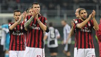Sementara itu, Milan tercecer di peringkat kedelapan klasemen. Rossoneri baru mengumpulkan 16 poin dari 11 laga. Foto: Marco Luzzani/Getty Images
