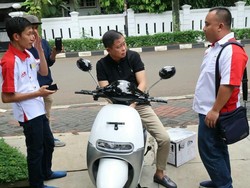 Jonan Ingin Daya Jelajah Motor Listriknya Jadi 100 Km