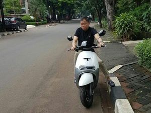 Jonan Beberkan Alasannya Beli Motor Listrik