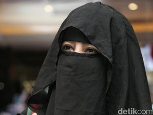 Umi Pipik Idap Tumor Kelenjar Getah Bening, Kenali Gejalanya Umi Pipik Idap Tumor Kelenjar Getah Bening, Kenali Gejalanya