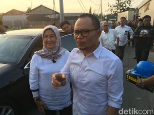Menaker Tinjau Pabrik Kembang Api di Kosambi yang Terbakar Menaker Tinjau Pabrik Kembang Api di Kosambi yang Terbakar