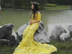 Kamu Nggak akan Percaya, Gaun Cantik Ini Dibuat dari 6.000 Lembar Daun Asli