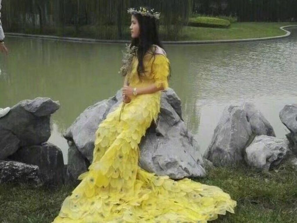 Kamu Nggak akan Percaya, Gaun Cantik Ini Dibuat dari 6.000 Lembar Daun Asli Kamu Nggak akan Percaya, Gaun Cantik Ini Dibuat dari 6.000 Lembar Daun Asli