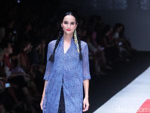 Foto: 9 Inspirasi Padu-padan Sneakers dan Kain Batik ala Obin Foto: 9 Inspirasi Padu-padan Sneakers dan Kain Batik ala Obin