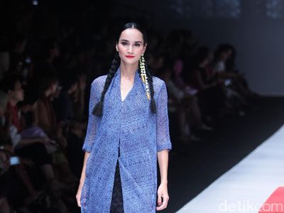 Foto: 9 Inspirasi Padu-padan Sneakers dan Kain Batik ala Obin