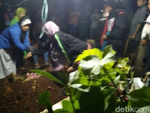 Slamet Korban Ledakan Pabrik Kembang Api Dimakamkan di Garut Slamet Korban Ledakan Pabrik Kembang Api Dimakamkan di Garut