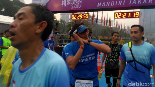 Berpeluh, Aksi Sandiaga Lari 21 Km di Jakarta Marathon 2017
