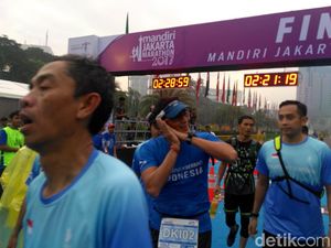Berpeluh, Aksi Sandiaga Lari 21 Km di Jakarta Marathon 2017