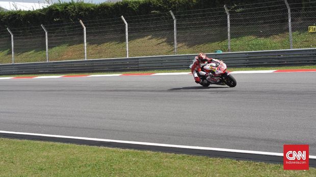 Dimas Ekky ketika menjalani latihan bebas pada Moto2 2017.