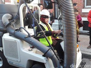 Di Kampung Surabaya Amerika, Risma Kerja Bakti Bersihkan Sampah