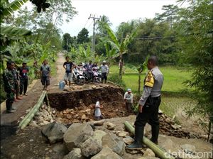 Jalan Alternatif Sukabumi Menuju Gunung Padang Cianjur Terputus