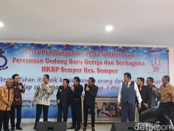 Anies Nyanyi Lagu Situmorang di Gereja Semper Cilincing