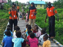 Ekspedisi NKRI Bangun Jembatan Agar Siswa Tak Berenang ke Sekolah