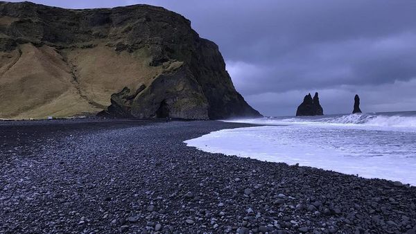 Foto: Mungkin Ini Pantai dengan Pasir Paling Hitam di Dunia