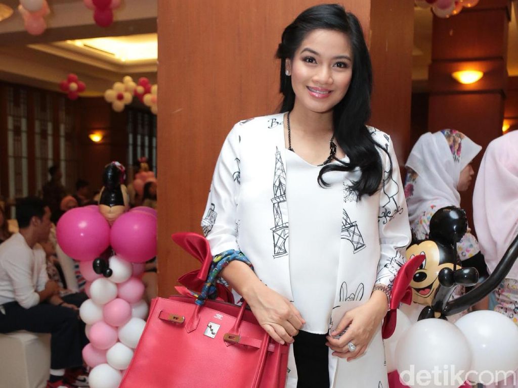 Suka Kulineran, Intip Yuk 10 Makanan yang Disukai Titi Kamal dan Christian Sugiono! Suka Kulineran, Intip Yuk 10 Makanan yang Disukai Titi Kamal dan Christian Sugiono!