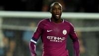 Akan sulit melihat Yaya Toure memperpanjang kontrak di Manchester City, dengan persaingan di skuat yang makin berat. Seharusnya takkan terlalu sulit bagi klub-klub lain meyakinkannya bergabung. (Foto: Ross Kinnaird/Getty Images)