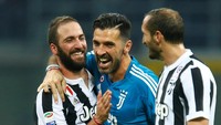 Berkat kemenangan atas Milan, Juventus menyamai perolehan poin Napoli yang kini memimpin klasemen. Tapi, Napoli baru akan bertanding melawan Sassuolo pada Minggu (29/10/2017). Foto: Alessandro Garofalo/Reuters