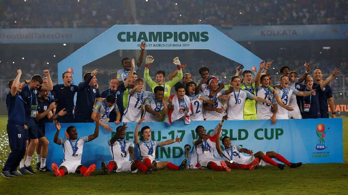 Timnas Inggris merayakan kesuksesannya menjuarai Piala Dunia U-17 (Danish Siddiqui/Reuters)