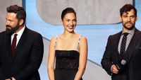 Cantiknya Gal Gadot Pakai Gaun Menerawang Dior di Premier Justice League