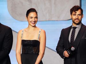 Cantiknya Gal Gadot Pakai Gaun Menerawang Dior di Premier Justice League Cantiknya Gal Gadot Pakai Gaun Menerawang Dior di Premier Justice League