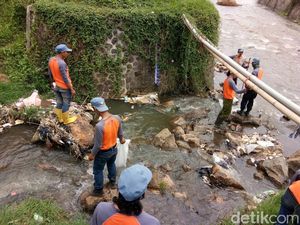 Ratusan Warga Garut Sisir Sungai Cimanuk Punguti Sampah