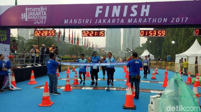 Foto: Sandiaga Uno datang di garis finis Jakarta Marathon 2017. (Denita-detikcom)