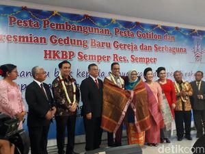 Resmikan Gedung Gereja Semper, Anies Diberi Kain Ulos Resmikan Gedung Gereja Semper, Anies Diberi Kain Ulos