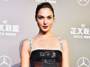 Cantiknya Gal Gadot Pakai Anting Buatan Desainer Indonesia Rinaldy Yunardi