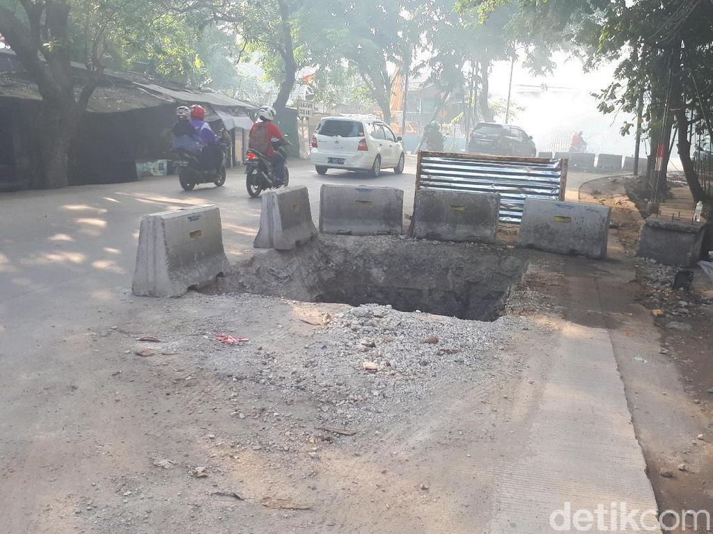 Bina Marga: Galian di Lodan Terbuka karena Pagar Beton Terbatas Bina Marga: Galian di Lodan Terbuka karena Pagar Beton Terbatas