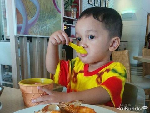 Anak makan sahur/