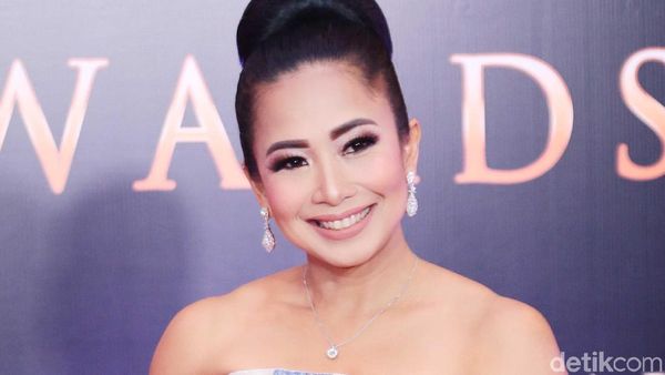 Feni Rose Anggun di Usia 44 Tahun