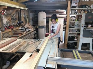 9 Potret Janda Cantik yang Bangun Rumah Sendirian Demi Anak