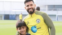 Sergio Aguero mempunyai seorang putra, Benjamin yang telah berusia delapan tahun dari hubungannya dengan Giannina sebelum berpisah pada 2012. Benjamin adalah cucu pesepakbola legendaris Diego Maradona. Foto: instagram @10aguerosergiokun