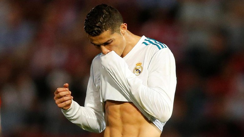 Kenapa Ronaldo Tak Mau Bertukar Jersey dengan Pemain Girona? Kenapa Ronaldo Tak Mau Bertukar Jersey dengan Pemain Girona?