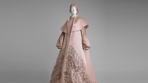 Foto: Shafira Pamerkan Gaun Bertabur 55 Ribu Swarovski di Dubai