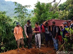 Aten Puspita Baru 2 Minggu Kerja di Pabrik Kembang Api