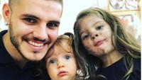 Dua putri yang lucu-lucu melengkapi keluarga kecil Mauro Icardi dengan Wanda Nara. Francesca (kanan) berusia dua tahun dan Isabella satu tahun. Foto: instagram @mauroicardi