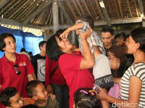 Cerita Relawan Polresta Malang Berkunjung ke Pengungsi Gunung Agung