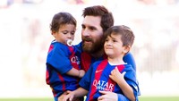 Lionel Messi berpose bersama dua putranya: Mateo (kanan) dan Thiago. Keluarga Messi akan semakin besar karena belum lama ini sang istri Antonella mengumumkan sedang mengandung anak ketiga mereka. Foto: Alex Caparros/Getty Images