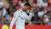 Cristiano Ronaldo hanya bisa menunduk lesu. Juan Medina/Reuters.