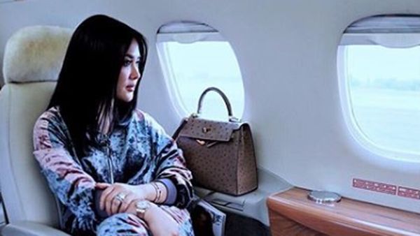7 Gaya Syahrini Pakai Barang Branded Mirip Artis Dunia, Siapa Lebih Keren?